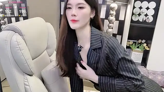 Yueyue-MM online show from November 28, 2025, 2:09 pm