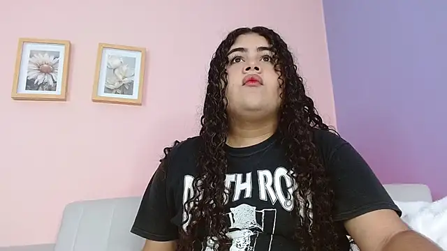 lourdes moon22 online show from September 20, 2025, 1:01 pm