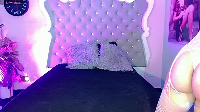 Honey Moontsts online show from March 4, 2026, 12:00 pm