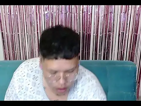 Snapshot of Yulian_bigclit7 chatting on December 4, 2025, 12:53 am Yulian bigclit7 online show from December 4, 2025, 12:53 am