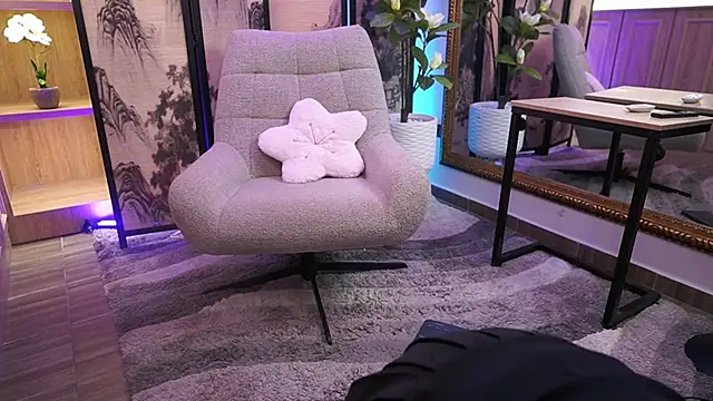 GiaNovak online show from November 22, 2025, 12:59 pm