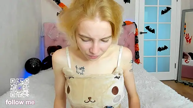 Snapshot of Pink_Lila18 chatting on November 3, 2025, 8:37 am Pink Lila18 online show from November 3, 2025, 8:37 am