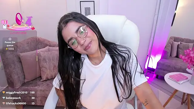 Snapshot of issi_loren chatting on October 19, 2025, 7:25 pm issi loren online show from October 19, 2025, 7:25 pm