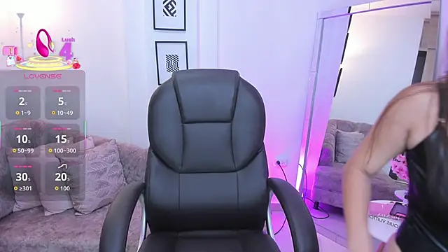 Snapshot of issi_loren chatting on November 8, 2025, 7:56 pm issi loren online show from November 8, 2025, 7:56 pm