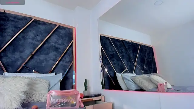 SusanaHenao online show from December 4, 2025, 6:16 pm