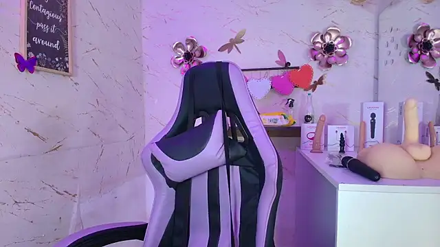 Natasha-Adams online show from February 4, 2026, 9:20 pm