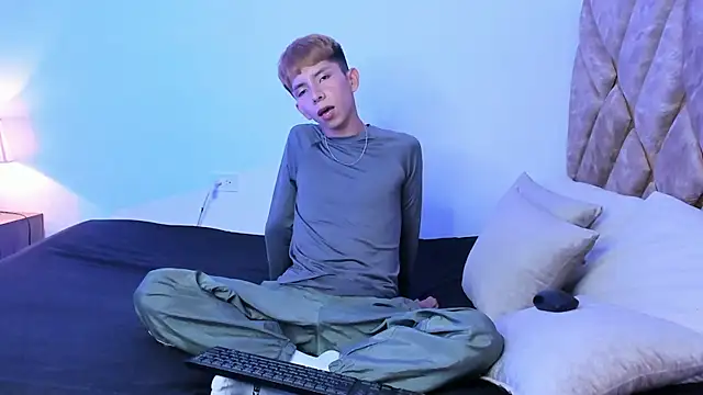 Hyunjin Son online show from December 21, 2025, 3:52 pm