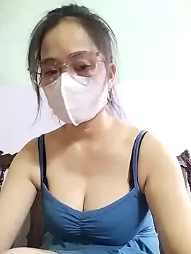 Snapshot of HELEN686 chatting on October 14, 2025, 5:14 pm HELEN686 online show from October 14, 2025, 5:14 pm