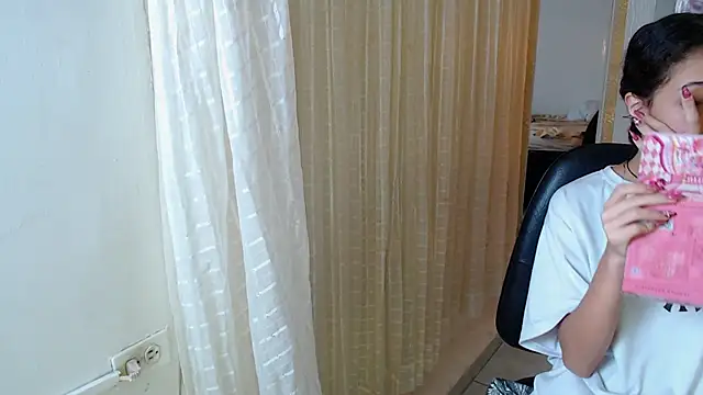 Snapshot of honeymoon_12 chatting on October 4, 2025, 3:04 am honeymoon 12 online show from October 4, 2025, 3:04 am