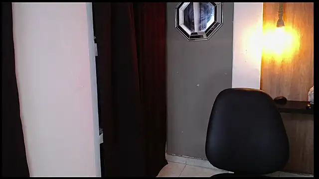 Snapshot of honeymoon_12 chatting on October 18, 2025, 4:04 am honeymoon 12 online show from October 18, 2025, 4:04 am