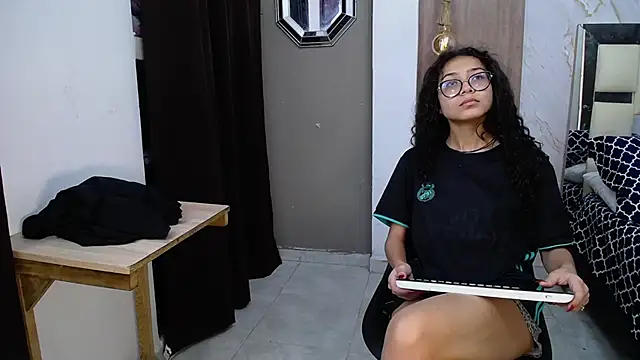 Snapshot of honeymoon_12 chatting on November 8, 2025, 1:55 pm honeymoon 12 online show from November 8, 2025, 1:55 pm