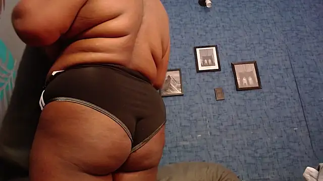 Snapshot of isabella_brown1 chatting on November 8, 2025, 11:32 am isabella brown1 online show from November 8, 2025, 11:32 am