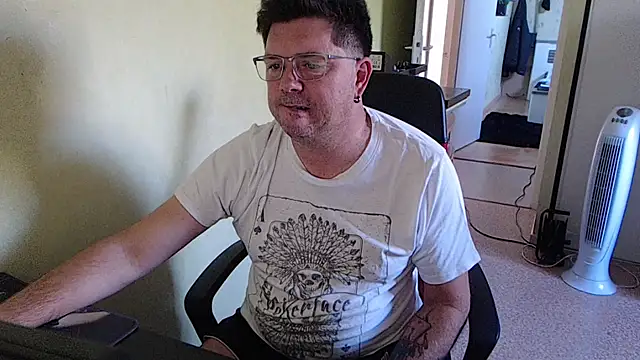 Snapshot of blueandwhite1 chatting on September 18, 2025, 2:19 pm blueandwhite1 online show from September 18, 2025, 2:19 pm