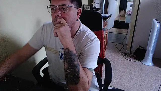 Snapshot of blueandwhite1 chatting on November 6, 2025, 4:08 pm blueandwhite1 online show from November 6, 2025, 4:08 pm