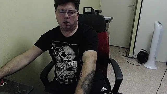 Snapshot of blueandwhite1 chatting on November 10, 2025, 4:17 pm blueandwhite1 online show from November 10, 2025, 4:17 pm