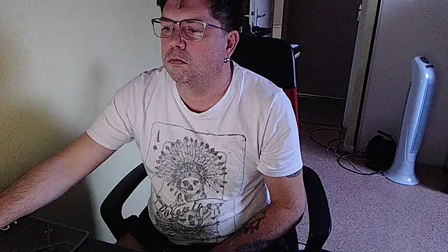 Snapshot of blueandwhite1 chatting on November 13, 2025, 3:55 pm blueandwhite1 online show from November 13, 2025, 3:55 pm