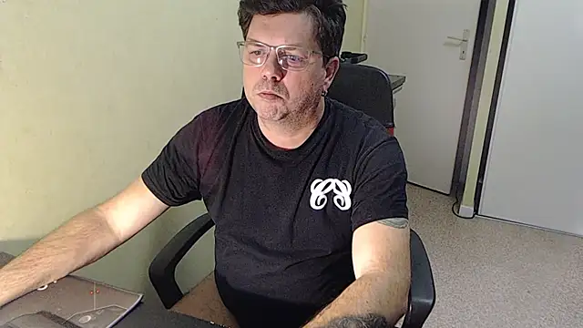 Snapshot of blueandwhite1 chatting on December 4, 2025, 3:43 pm blueandwhite1 online show from December 4, 2025, 3:43 pm