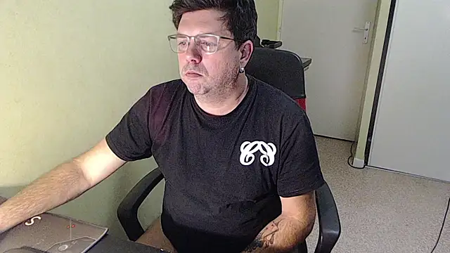 Snapshot of blueandwhite1 chatting on December 5, 2025, 3:30 pm blueandwhite1 online show from December 5, 2025, 3:30 pm