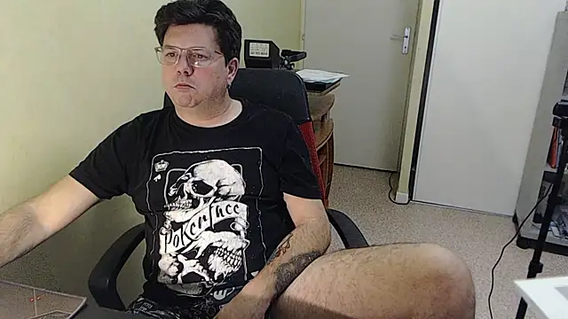 Snapshot of blueandwhite1 chatting on December 15, 2025, 4:55 pm blueandwhite1 online show from December 15, 2025, 4:55 pm