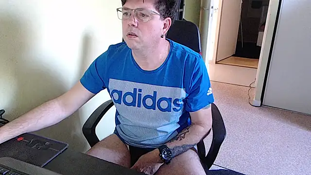 Snapshot of blueandwhite1 chatting on February 24, 2026, 3:32 pm blueandwhite1 online show from February 24, 2026, 3:32 pm