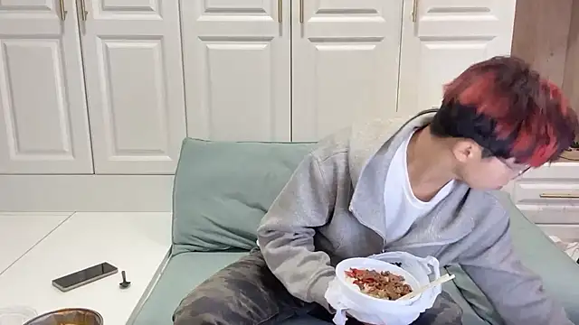 Snapshot of STxuguanhan chatting on October 19, 2025, 12:06 pm STxuguanhan online show from October 19, 2025, 12:06 pm