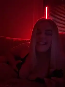 ItsLxsa online show from April 19, 2026, 9:06 pm