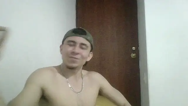 Snapshot of Eross_Santy chatting on June 18, 2026, 3:29 am Eross Santy online show from June 18, 2026, 3:29 am