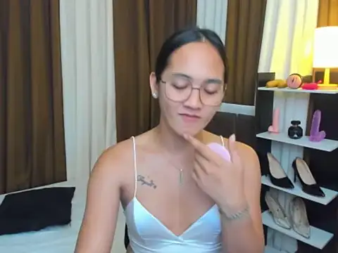 Snapshot of URHottestAngel chatting on October 1, 2025, 4:35 pm URHottestAngel online show from October 1, 2025, 4:35 pm