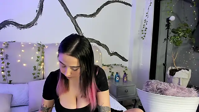 SarahCastro1  online show from October 8, 2025, 4:32 am