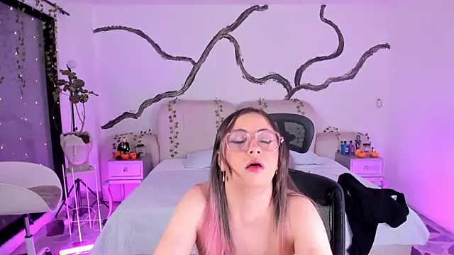 SarahCastro1  online show from October 25, 2025, 5:15 am