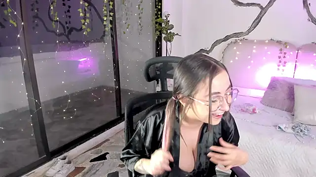 SarahCastro1  online show from November 6, 2025, 4:35 am