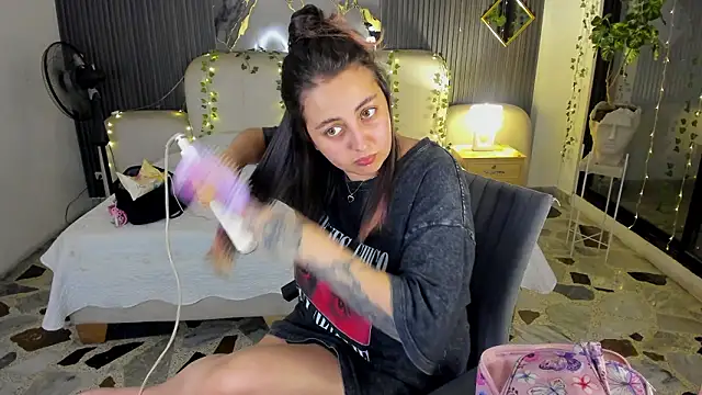 SarahCastro1  online show from March 5, 2026, 4:08 am