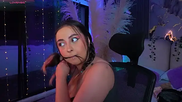 SarahCastro1  online show from March 9, 2026, 3:21 am