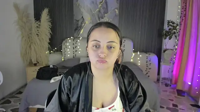 SarahCastro1  online show from April 4, 2026, 4:11 am