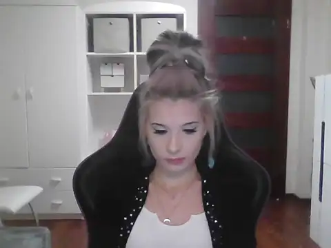 KristineGlow online show from October 9, 2025, 7:06 am