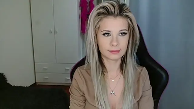 KristineGlow online show from October 29, 2025, 3:14 pm