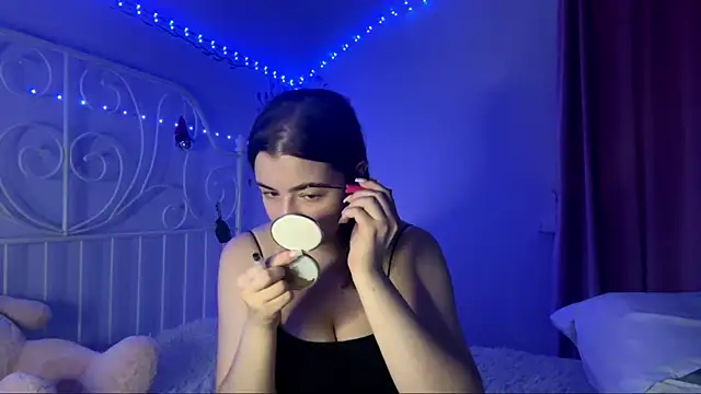 Snapshot of HoneyMist chatting on October 4, 2025, 6:06 pm HoneyMist online show from October 4, 2025, 6:06 pm