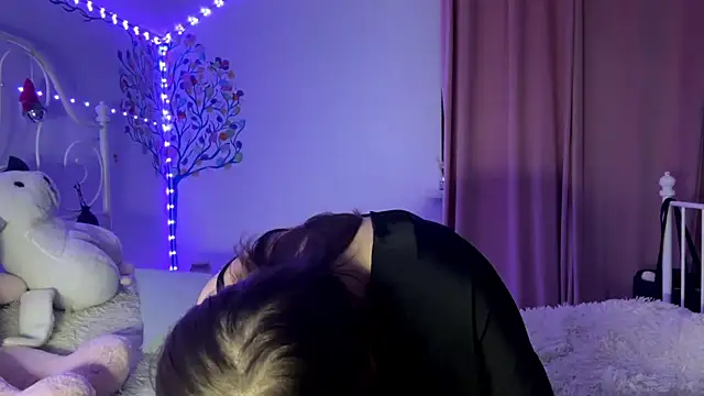 Snapshot of HoneyMist chatting on October 8, 2025, 6:05 pm HoneyMist online show from October 8, 2025, 6:05 pm