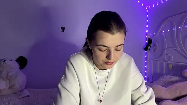 Snapshot of HoneyMist chatting on November 10, 2025, 4:17 pm HoneyMist online show from November 10, 2025, 4:17 pm