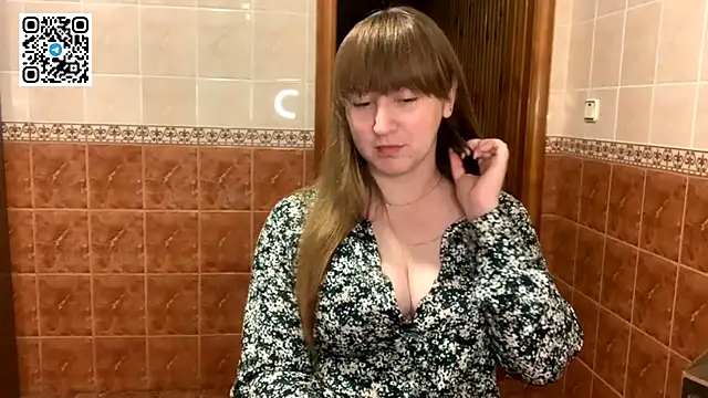 MaroonMoon  online show from September 19, 2025, 7:25 pm