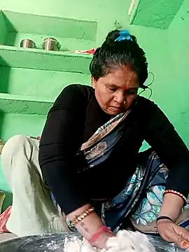Manavi x online show from May 12, 2026, 5:04 am