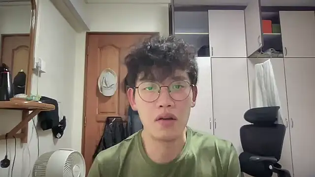 Snapshot of Passionatetwink2 chatting on October 13, 2025, 8:47 am Passionatetwink2 online show from October 13, 2025, 8:47 am