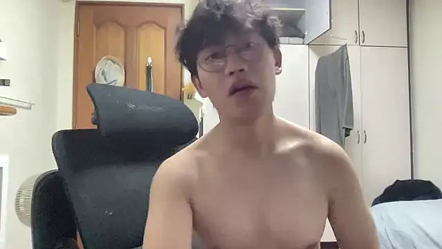 Snapshot of Passionatetwink2 chatting on February 24, 2026, 11:30 am Passionatetwink2 online show from February 24, 2026, 11:30 am