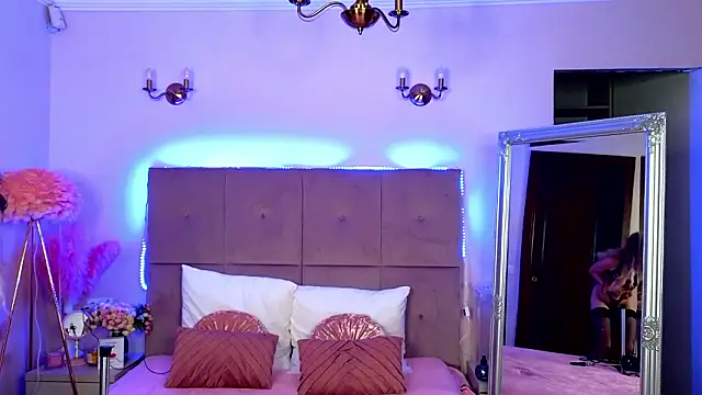 Nicole Bond online show from February 2, 2026, 4:11 am