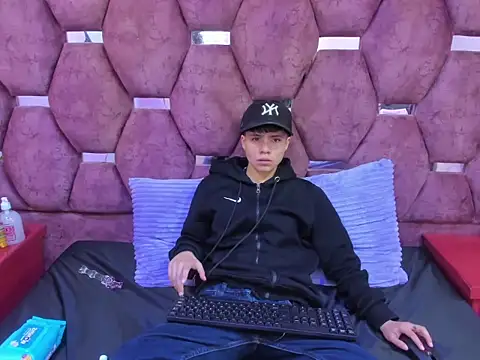 Snapshot of Bruno_Cruzz chatting on October 14, 2025, 2:34 am Bruno Cruzz online show from October 14, 2025, 2:34 am