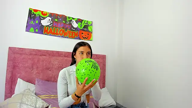 Snapshot of Vaiolet_Miller chatting on October 4, 2025, 8:29 pm Vaiolet Miller online show from October 4, 2025, 8:29 pm