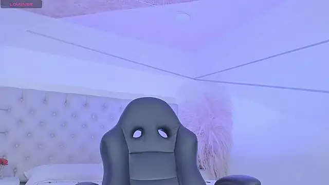 Snapshot of BritanyBrown_ chatting on April 13, 2026, 5:02 am BritanyBrown online show from April 13, 2026, 5:02 am