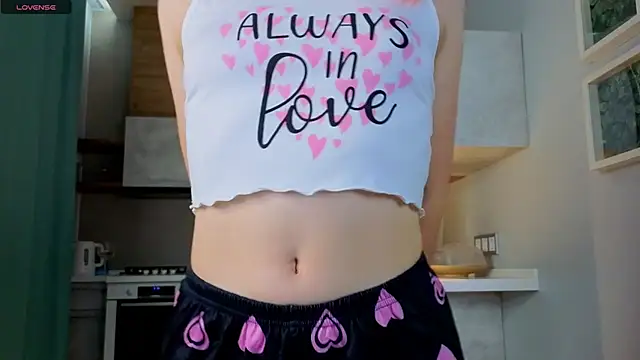 Snapshot of JuliannaWenger chatting on October 21, 2025, 4:30 pm JuliannaWenger online show from October 21, 2025, 4:30 pm