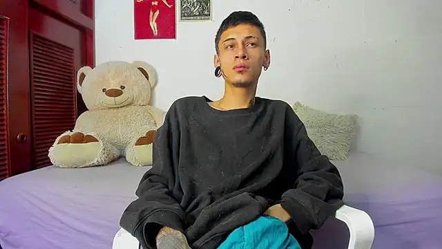 Snapshot of cold_snow013 chatting on October 23, 2025, 8:24 am cold snow013 online show from October 23, 2025, 8:24 am