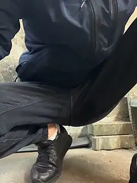 Snapshot of bmwe71 chatting on November 18, 2025, 11:58 am bmwe71 online show from November 18, 2025, 11:58 am